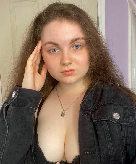 Bustybritishbrunette