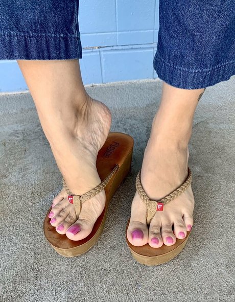 Kimkissesfootgoddess