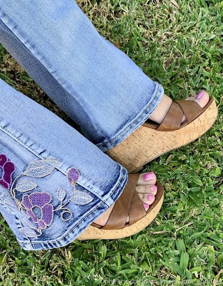 Kimkissesfootgoddess