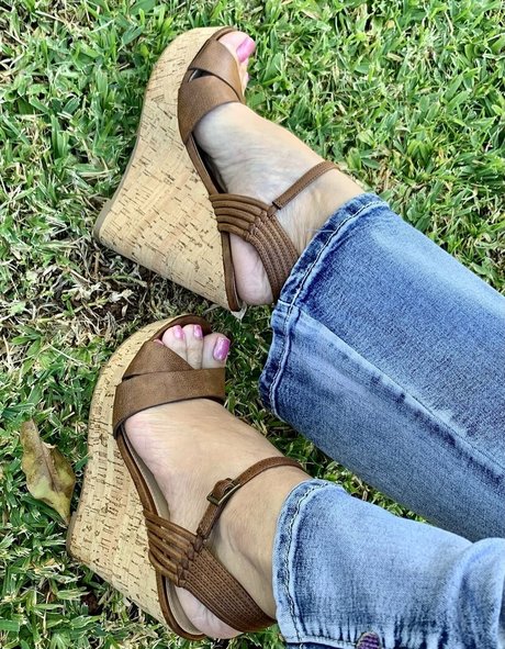 Kimkissesfootgoddess