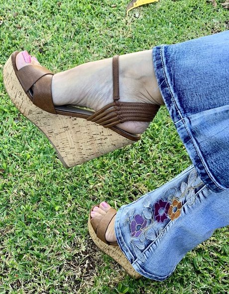 Kimkissesfootgoddess