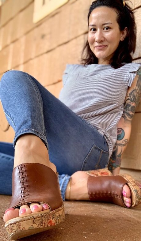 Kimkissesfootgoddess