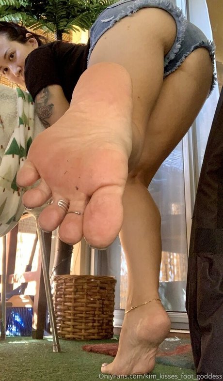 Kimkissesfootgoddess