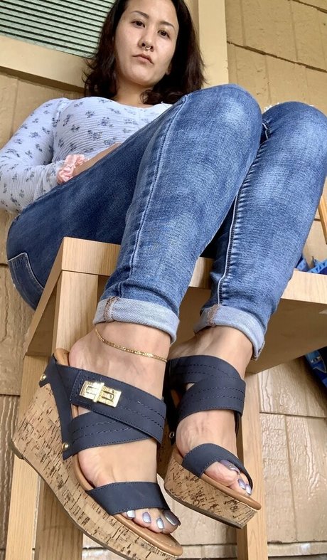 Kimkissesfootgoddess