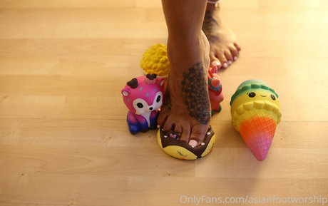 Asianfootworship