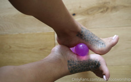 Asianfootworship