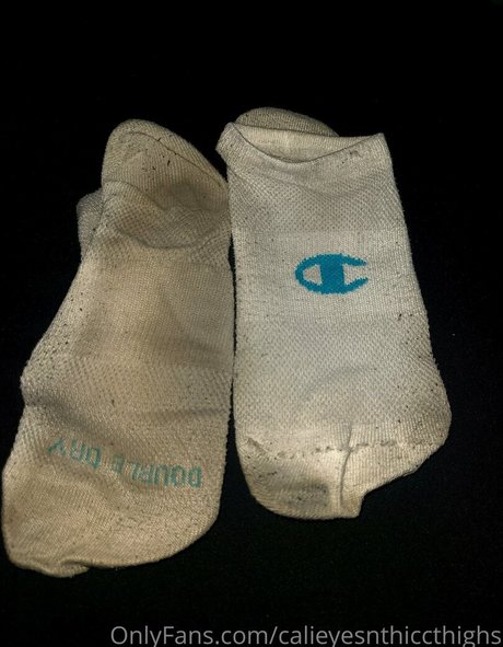 Calieyesnthiccthighs