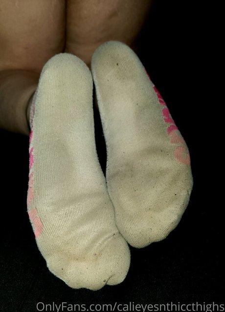 Calieyesnthiccthighs