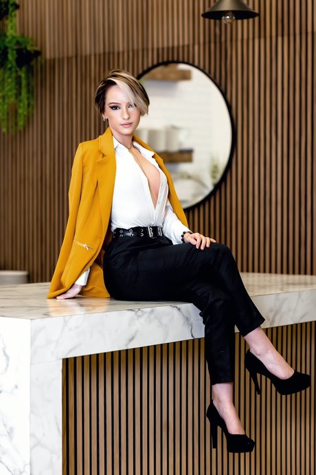 Thedaberrytwins Alex And Leah