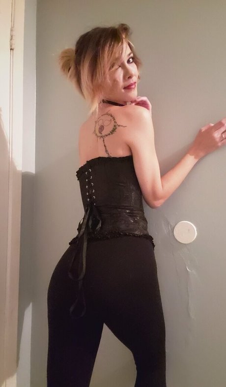 Thegirlewiththecursemark