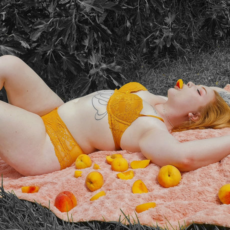 Peachypinup