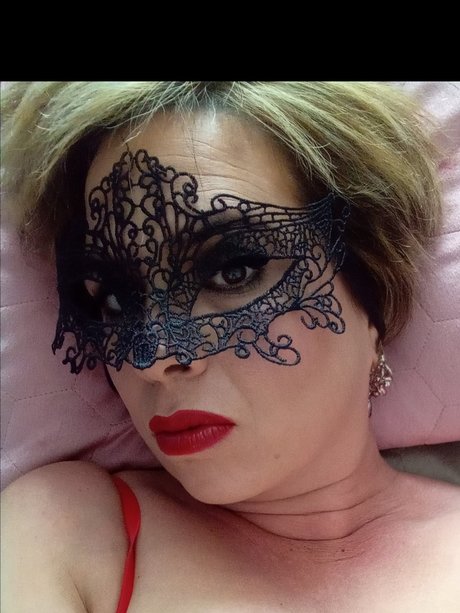 Petite Chipie Ronde Et Sexy