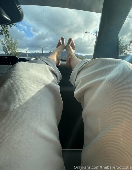 Thebarefootcutie