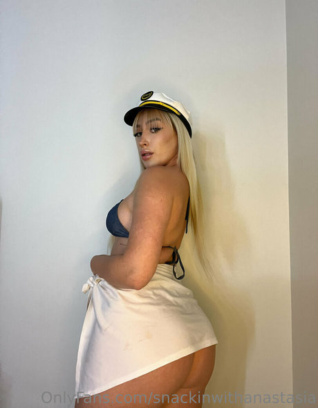 Snackinwithanastasia