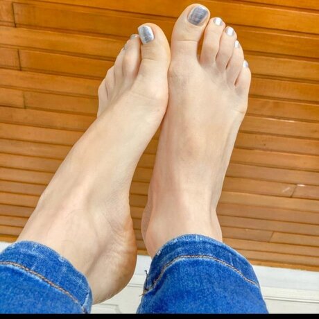 Paulinas Feet Colombian White Wrinkles