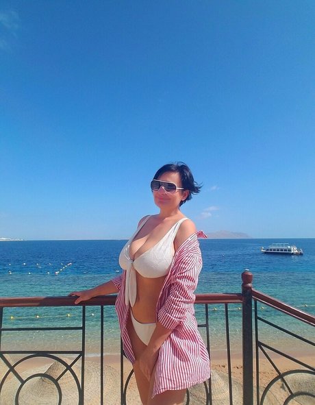 Girlwithhugecleavage