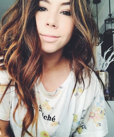 Jillian Rose Reed