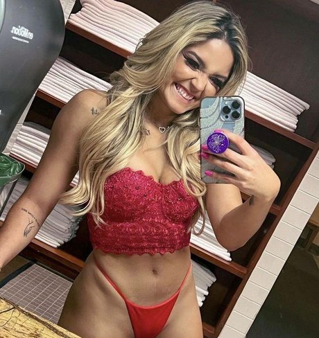 Taynara Conti