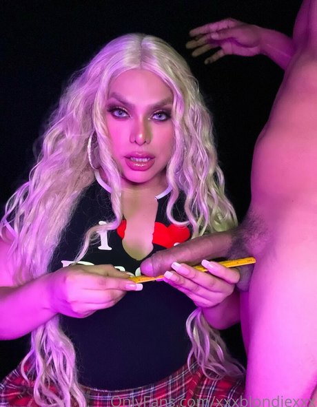 Xxxblondiexxx