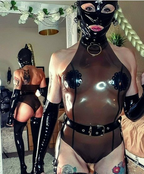 Latexloverlaura2