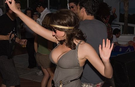 Milana Vayntrub
