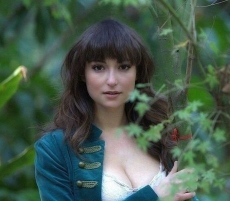 Milana Vayntrub