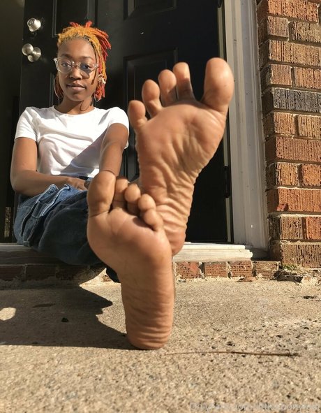 Littleebonyfeet