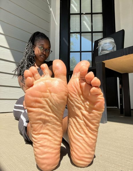 Littleebonyfeet