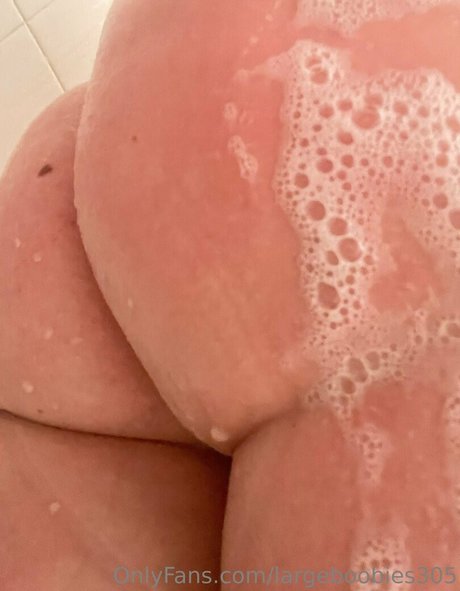 Largeboobies305