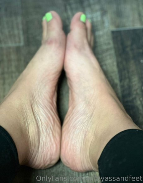 Wifeyassandfeet