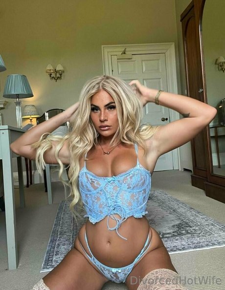 Divorcedhotwife